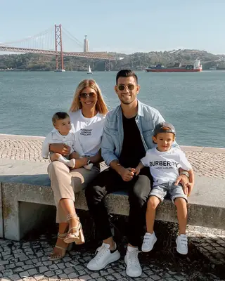 Maria de Barros e Pizzi com os filhos, Francisco e Afonso