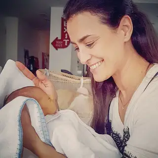 Andreia Dinis com a filha mais nova de Cláudia Vieira, Caetana