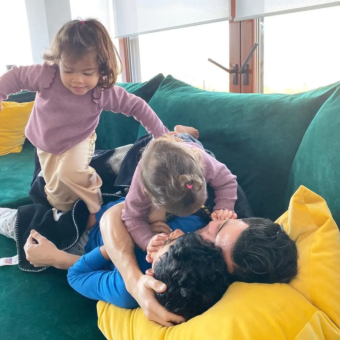 Alana e Eva com Cristiano Júnior e Cristiano Ronaldo
