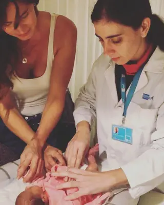 Cláudia Vieira recebe a visita de uma enfermeira em casa