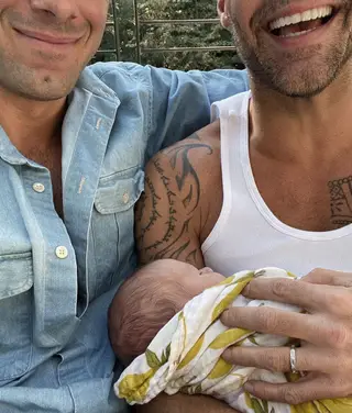 A fotografia publicada pelo cantor para anunciar o nascimento de Renn, o quarto filho do casal