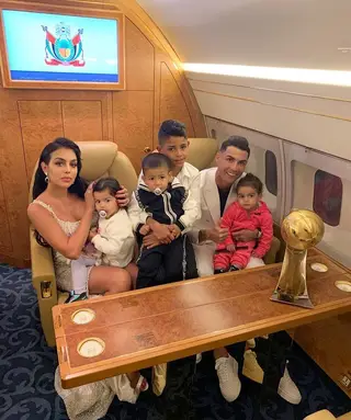 Cristiano Ronaldo viajou com a família toda para o Dubai