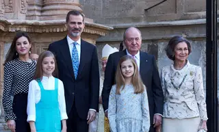 Letizia, Felipe VI, Juan Carlos e Sofía de Espanha (atrás), e a infanta Sofía e a princesa Leonor (à frente)