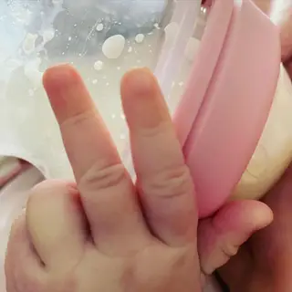A mão de Diana, a filha de Vanessa Oliveira e João Fernandes