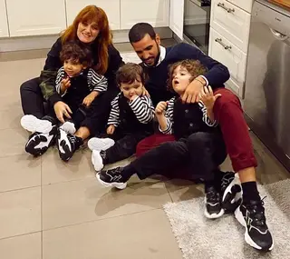 Carolina Deslandes e Diogo Clemente com os três filhos