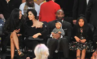Kobe Bryant com a mulher e as filhas, em 2017