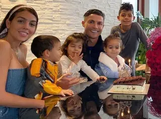 Cristiano Ronaldo com a namorada, Georgina Rodríguez, e os filhos: Mateo, Eva, Alana e Cristiano