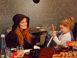 Carolina Deslandes com Matilde, a filha de Bruno Fernandes