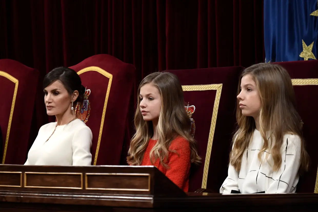 Princesa Leonor ladeada por Letizia e infanta Sofía