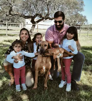 Carolina Patrocínio com as filhas e os cães
