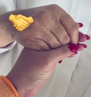 As mãos de Dolores e Katia Aveiro
