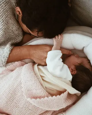 A fotografia escolhida por Isaurinha para assinalar o Dia do Pai nas redes sociais mostra Leonardo Mota com a filha, Gracinha