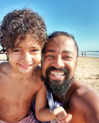Sabri Lucas com o filho, Noah