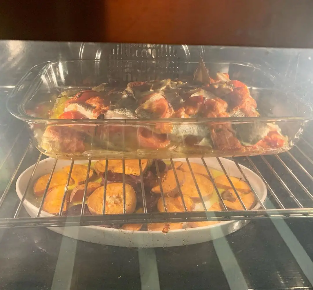“Oh... pra ela no forno com umas batatas doces... A receita vai para as stories...#comidadequarentena”
