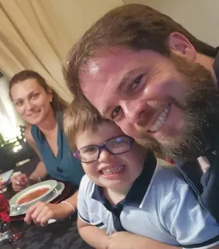 Bruno Fernandes com o filho, Afonso, e a namorada, Tatiana Oliveira