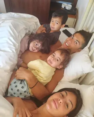 CR7 e Gio com os filhos mais novos, Mateo, Eva e Alana