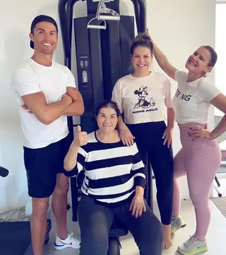Ronaldo com a mãe e as irmãs