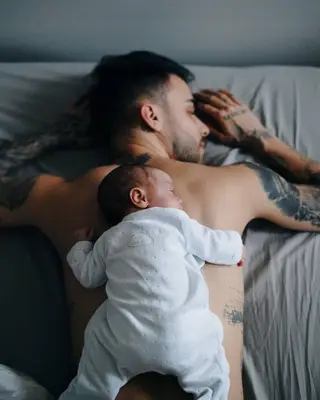Diogo Piçarra com a filha recém-nascida, Penélope