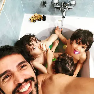 O músico no banho com os três filhos