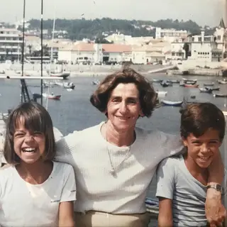 Rita com a avó e o irmão, João