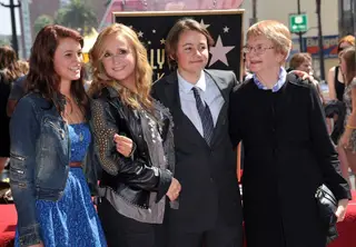 Melissa Etheridge e a ex-companheira, Julie Cypher, com os filhos, Bailey e Beckett