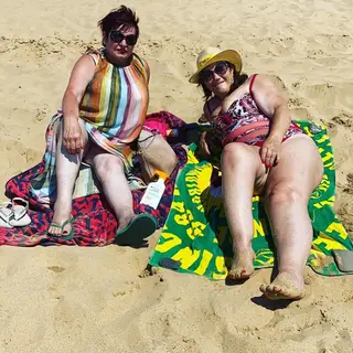 Dolores Aveiro na praia com uma amiga
