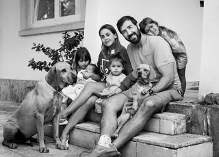 Carolina Patrocínio e Gonçalo Uva com os filhos e os cães