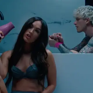 Imagem do videoclipe de Machine Gun Kelly, 'Bloody Valentine '