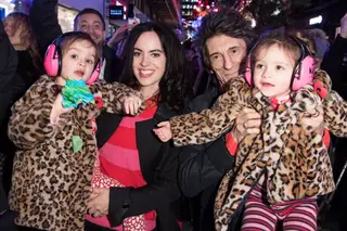 Ronnie Wood com a atual mulher, Sally, e as duas filhas gémeas.