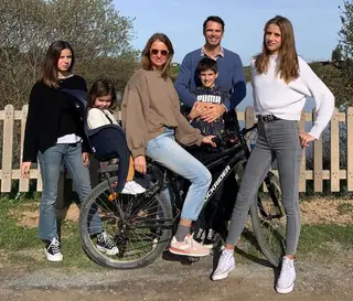 Anna Westerlund e Pedro Lima com os quatro filhos: Mia, Clara, Max e Ema