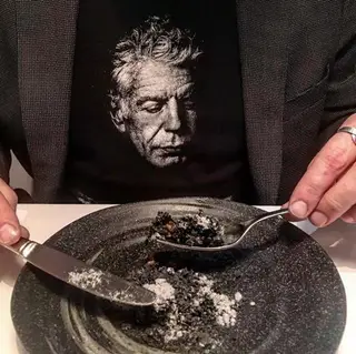 Ljubomir usa camisola com fotografia de Anthony Bourdain, o famoso 'chef' de cozinha que se suicidou há dois anos deixando o mundo em choque