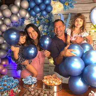 Depois de revelado o sexo do bebé, a família posou junto dos balões azuis