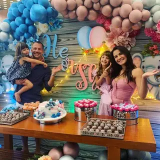 Malvino Salvador e Kyra Gracie com as filhas, Ayra e Kyara