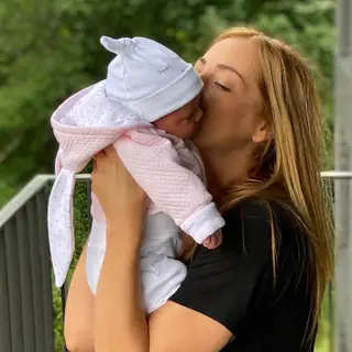 Orsi Fehér com a filha, India