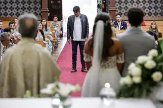 Toni interrompe casamento de Nazaré e Duarte