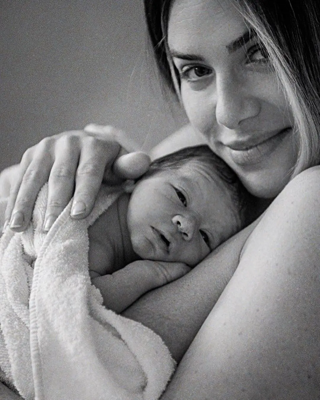 Giovanna Ewbank com o filho recém-nascido, Zyan
