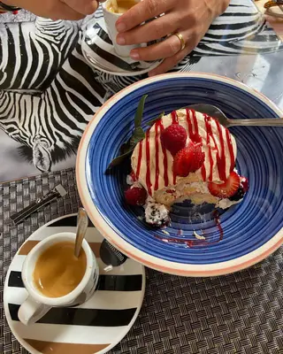 Rodrigo Guedes de Carvalho desfrutam de almoço romântico