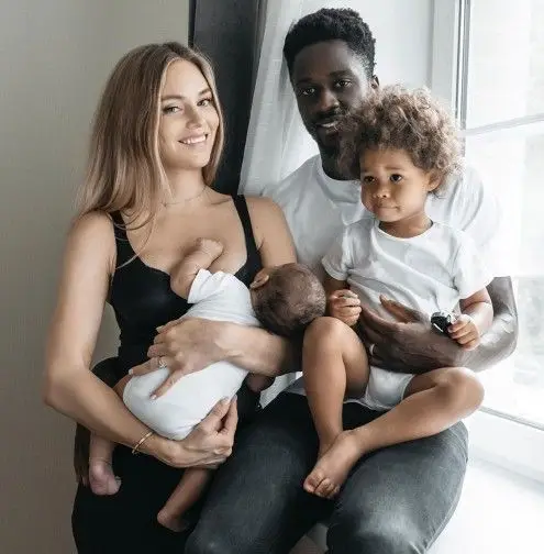 Sanne e Éder Lopes com os filhos, Rio e Kai