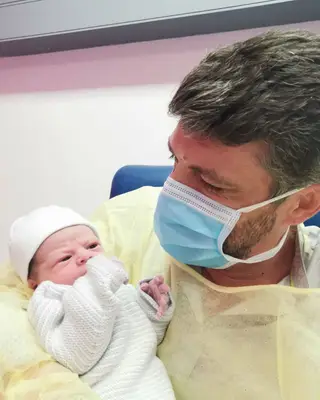 João Patrício com o filho recém-nascido, Vasco