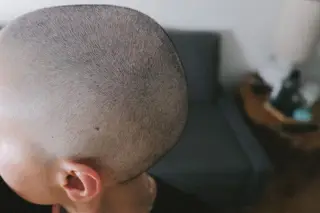 A imagem que mostra o cabelo de Isaura a crescer