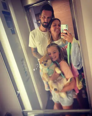 César Peixoto e Diana Chaves com a filha, Pilar, e o cão da família