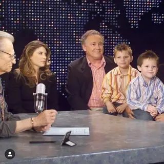 Larry King e a filha Chaia e o filho Andy com os netos do apresentador