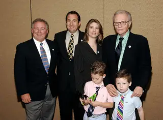 Andy King, Larry King Jr, Chaia King e Larry King com os seus dois netos em 2005