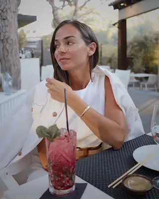 Cinco dias depois, no dia 22, a influencer também mostra uma fotografia sem a aliança de casamento