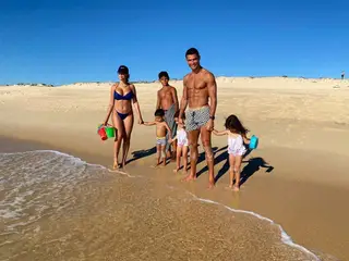 Georgina Rodríguez e Cristiano Ronaldo com os filhos