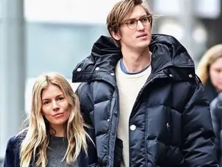 Sienna Miller e Lucas Zwirner 'apanhados' durante um passeio pelas ruas de Nova Iorque, dias depois de surgirem os rumores de noivado, no passado mês de janeiro
