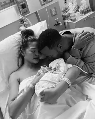 Chrissy Teigen e John Legend despedem-se do filho