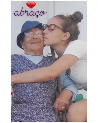 A atriz ao lado da avó