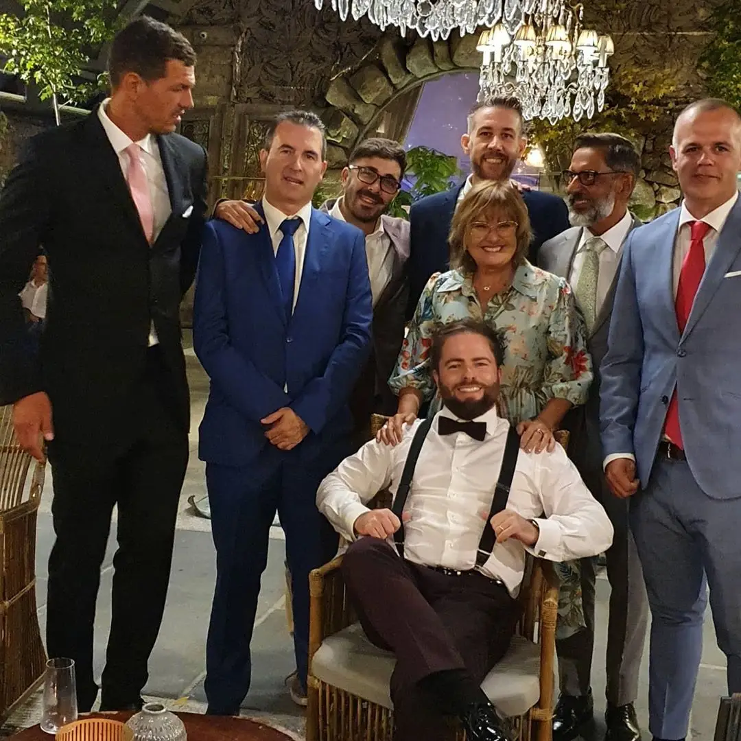 O noivo com a mãe e outros participantes do programa 'Casados À Primeira Vista'