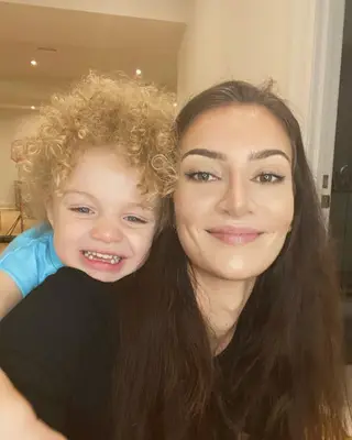 Sophie Brussaux e o filho Adónis